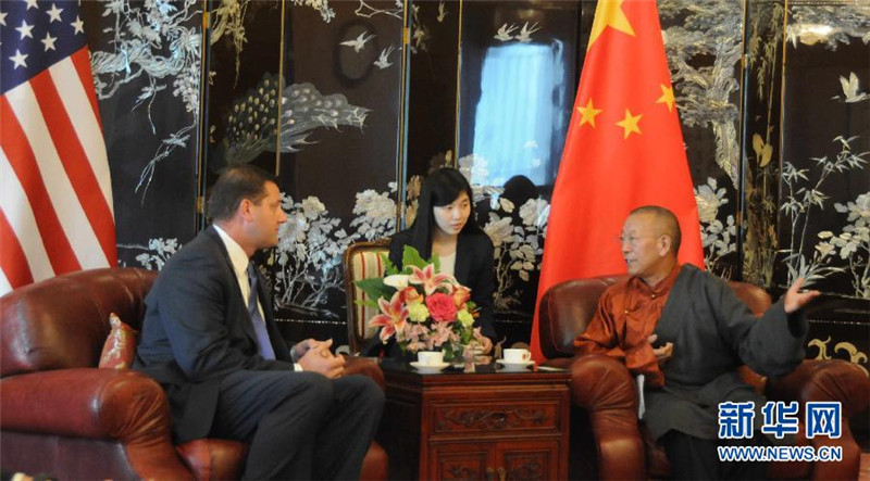 4月8日，在美国旧金山，全国人大西藏代表团团长新杂·单增曲扎（右）与美国共和党籍联邦众议员戴维·瓦拉当会谈。