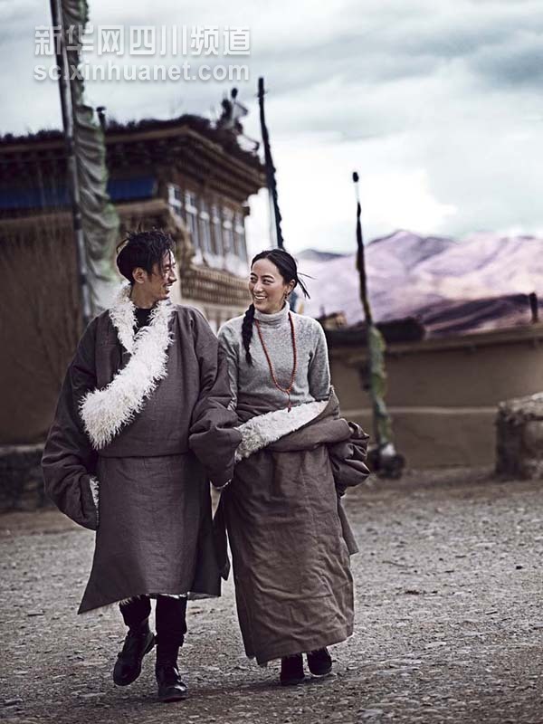 藏族新婚夫妇格绒彭措和达瓦卓玛在结婚照中穿上风格截然不同的西装和藏装，形成巨大反差，被众多网友围观。