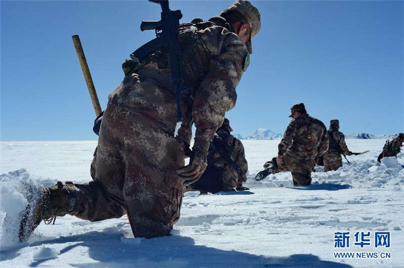 4月10日，西藏阿里军分区西兰塔边防连巡逻分队官兵在雪地上艰难行进。