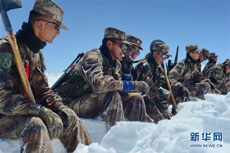 4月10日，西藏阿里军分区西兰塔边防连巡逻分队官兵巡逻途中吃雪解渴。