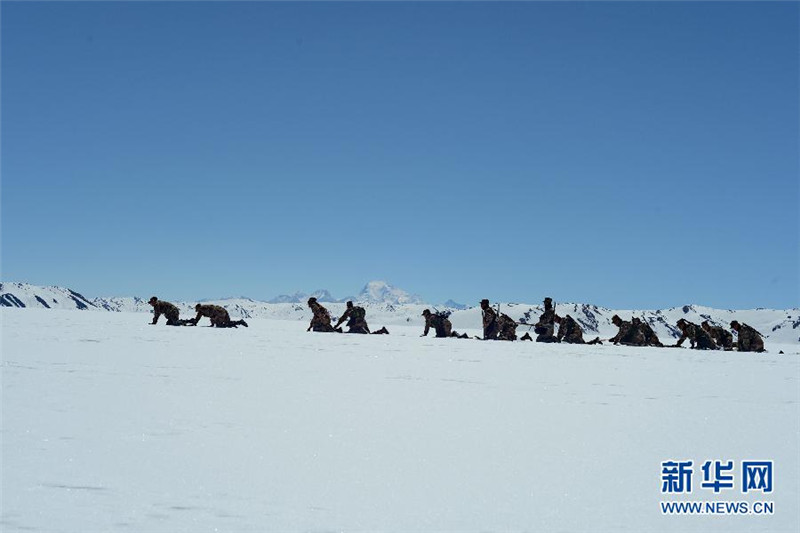 4月10日，西藏阿里军分区西兰塔边防连巡逻分队官兵采用爬行方式在海拔5659米的马香山口巡逻。