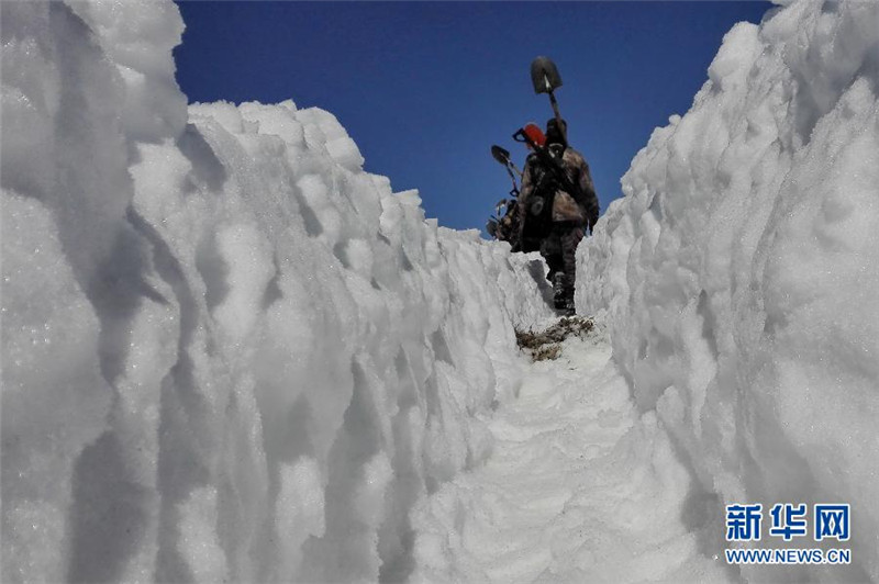 4月10日，西藏阿里军分区西兰塔边防连巡逻分队官兵挖雪开道前往海拔5659米的马香山口巡逻。
