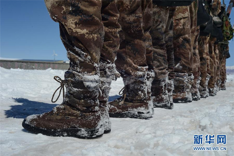 4月10日，西藏阿里军分区西兰塔边防连巡逻分队官兵执勤归来，鞋子完全被冻透。