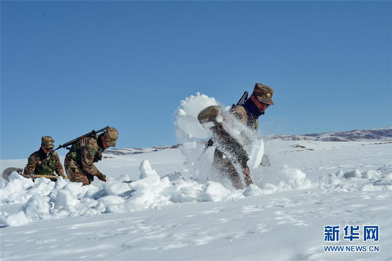 4月10日，西藏阿里军分区西兰塔边防连巡逻分队官兵巡逻路上挖雪开道。