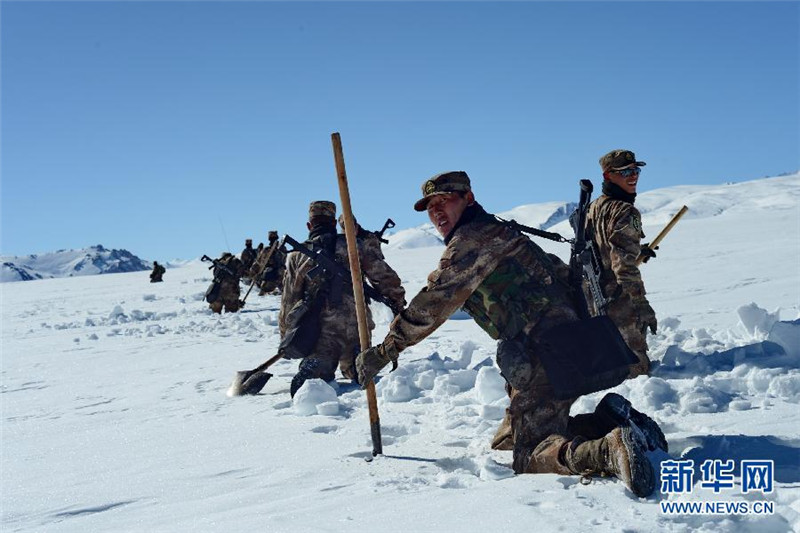 4月10日，西藏阿里军分区西兰塔边防连巡逻分队官兵在雪地上艰难行进。