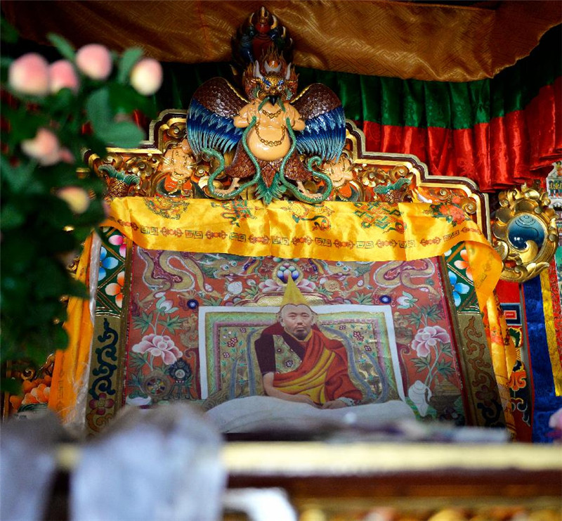 冲康庄园里的十三世达赖喇嘛宝座（4月1日摄）。