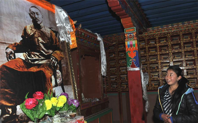 冲康庄园讲解员向来访者介绍十三世达赖经堂（4月1日摄）。
