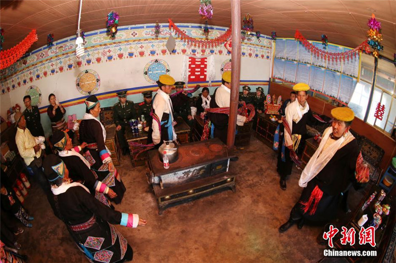 图为婚礼现场身着盛装的藏族群众跳起欢快的舞蹈为老人送来祝福。郑永波 摄