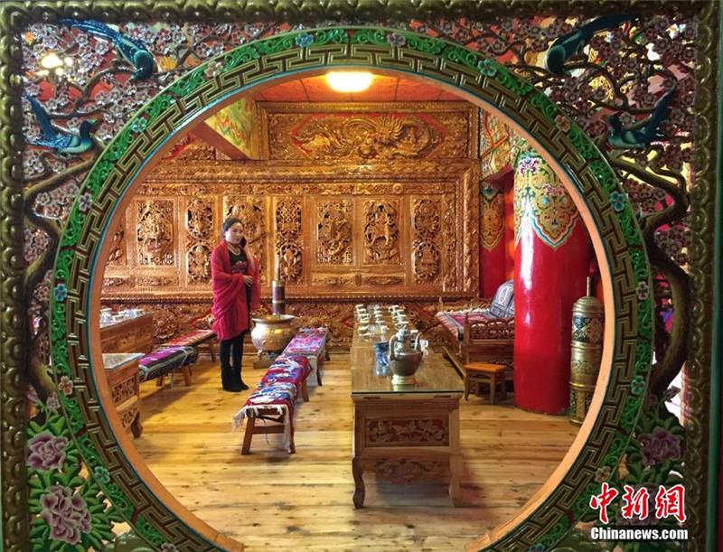道孚县城“富丽堂皇”的藏乡人家。 刘忠俊 摄