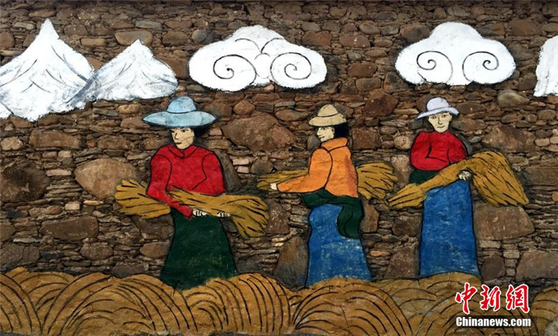 道孚县协德乡藏寨墙壁上绘画的丰收图案。 刘忠俊 摄