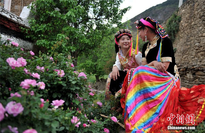 图为丹巴县藏寨里的丹巴女孩。 刘忠俊 摄