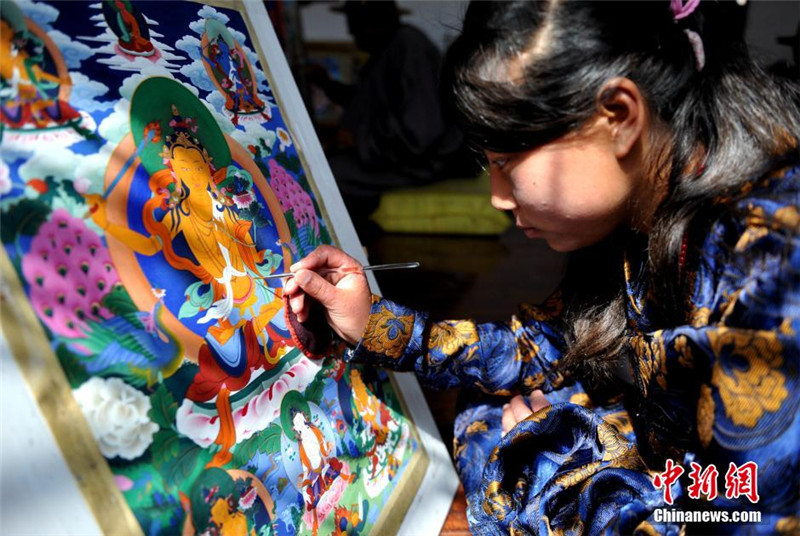 4月17日，学习画唐卡有2年时间的17岁的泽吉拉姆正在完成自己的一幅唐卡画。
