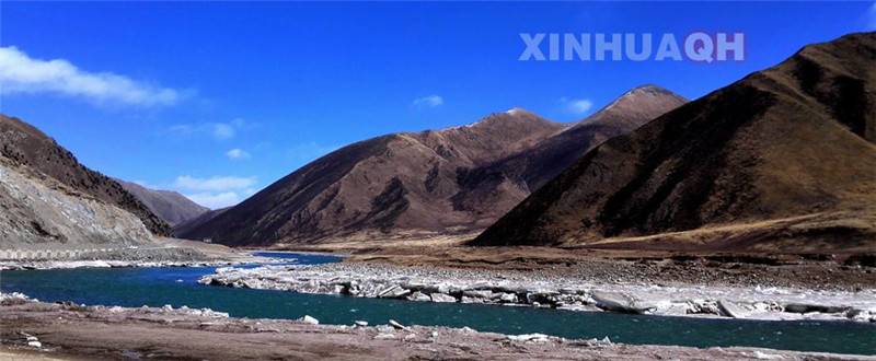 记者摄于三江源核心区青海省果洛藏族自治州甘德县境内的黄河源头区。（手机拍摄）