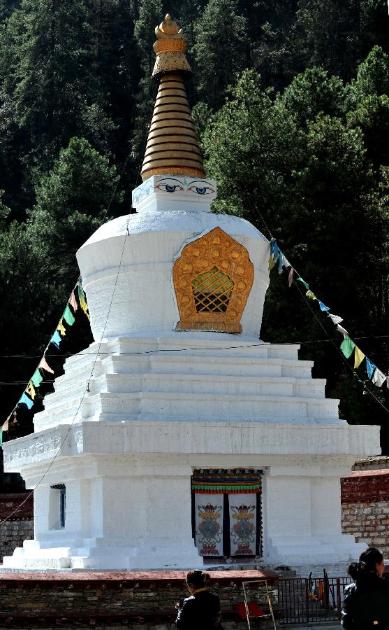  这是3月27日在喇嘛林寺拍摄的白塔。