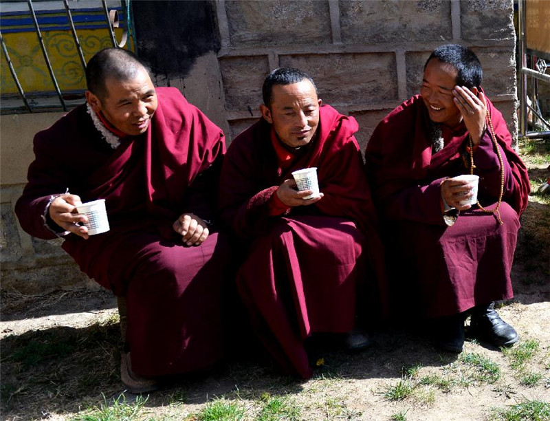 几名僧人在休息时间喝茶聊天（3月27日摄）。
