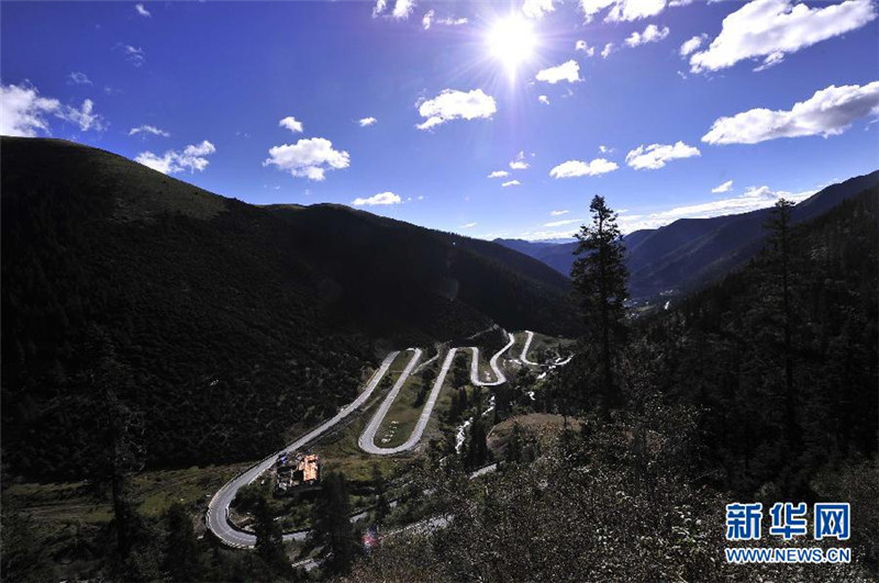 这是川藏公路东海路的剪子山路段，此路段素有“天路十八弯”之称（2014年9月14日摄）。