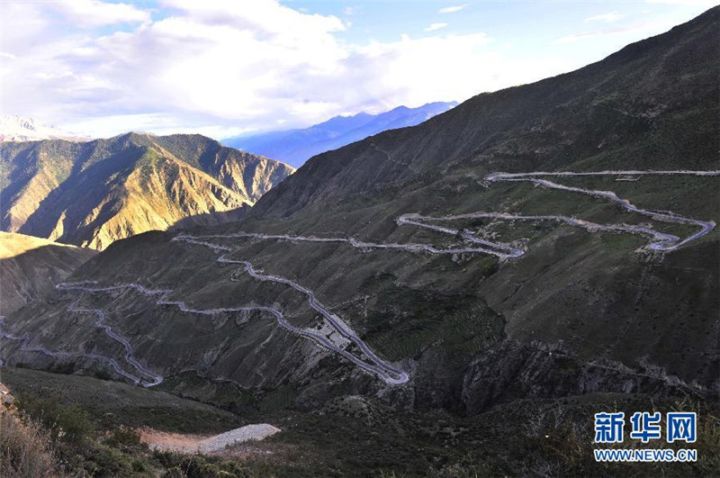 1这是川藏公路上著名的“怒江72拐”（2014年9月16日摄）。