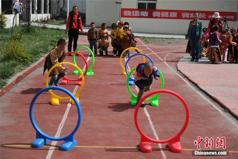 幼儿园的操场正上体育课的孩子们。刘忠俊 摄