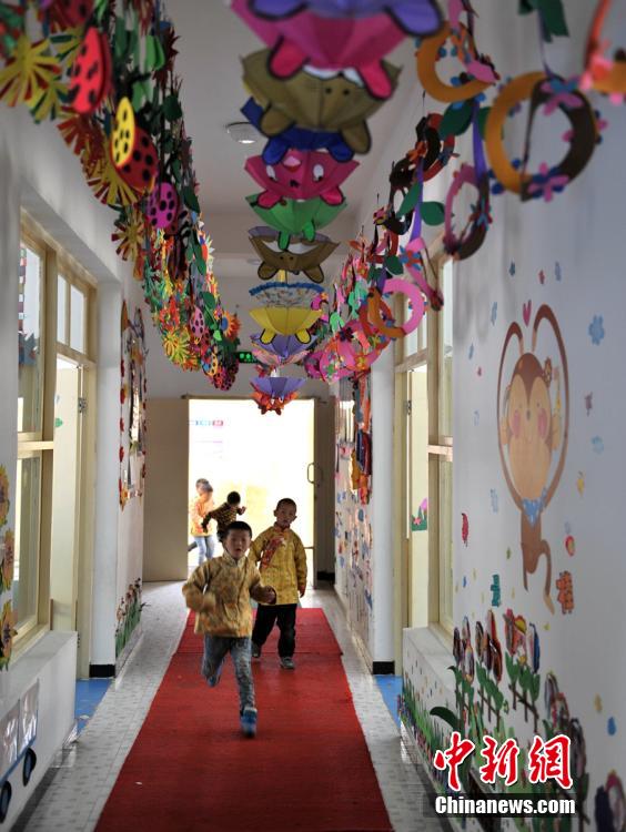 幼儿园的走廊装饰精美，孩子很开心。刘忠俊 摄