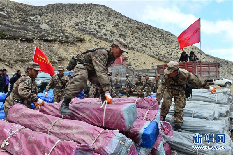 4月26日，在距聂拉木县城5公里处，驻藏某团官兵协助地方卸载帐篷等救灾物资。 4月26日，在距聂拉木县城5公里处，