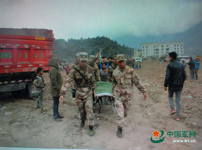 尼泊尔地震发生后，日喀则军分区第一时间成立抗震救灾指挥部，出动车辆42台、挖掘机2台，派出边防官兵和民兵预备役人员700人赶赴受灾地区实施救援，先遣的50名官兵已进入灾区，全面展开救灾行动。(李琴)
