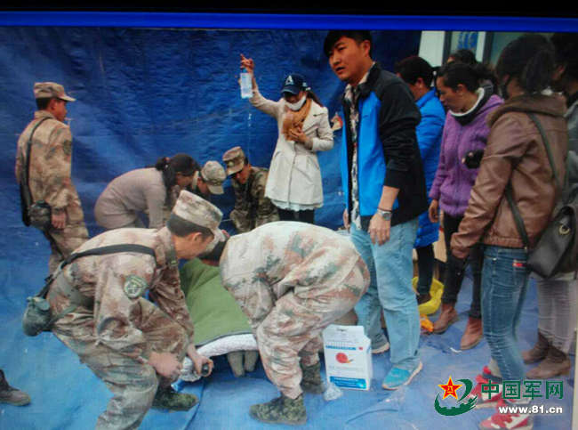 尼泊尔8.1级地震发生后，西藏军区迅速成立了救灾指挥小组。日喀则军分区司令员方建国当即安排100人的第一梯队深入中尼边境樟木县了解灾情，200人的第二梯队已准备工程机械等救灾装备待命，三线分队正在准备帐篷、主副食品等救灾物资。现初步探测，伤亡不大。(严贵旺、记者郭丰宽)(来源：中国军网 作者：陆佑新 郭丰宽 杜皓东等)