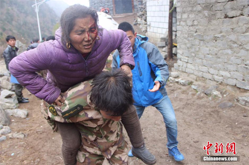 西藏公安边防官兵营救受伤被困群众