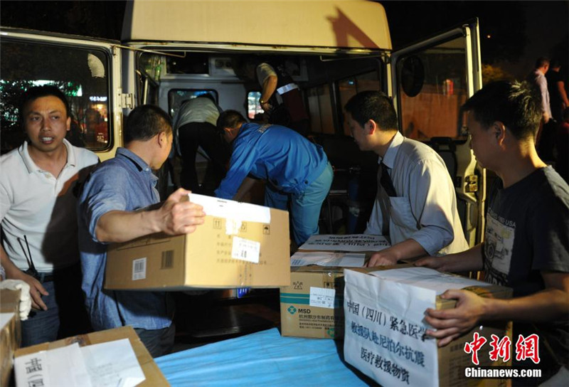 4月26日晚，四川省人民医院大院内工作人员正在打包装运急需的食品等物资。