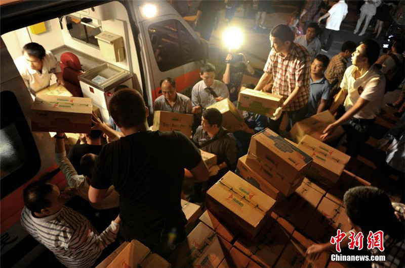 4月26日晚，四川省人民医院大院内正在装运上车的救灾医疗急需物资。 中新社发 刘忠俊 摄
