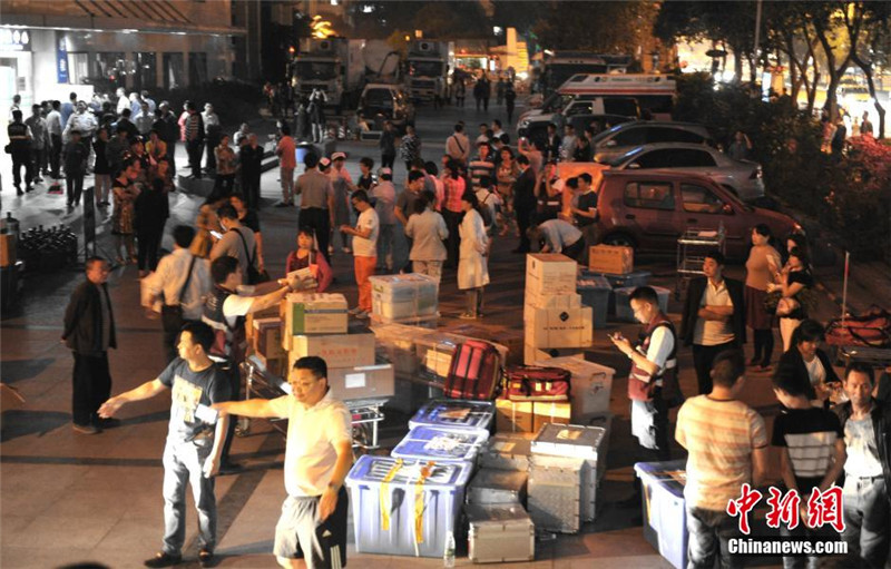 4月26日晚，四川省人民医院大院内堆满了等待装运的物资。 中新社发 刘忠俊 摄