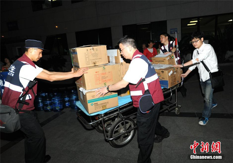4月26日晚，四川省人民医院大院内正在装运上车的救灾医疗急需物资。 中新社发 刘忠俊 摄