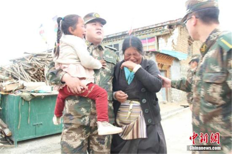 西藏公安边防总队侦查支队官兵安抚受灾群众