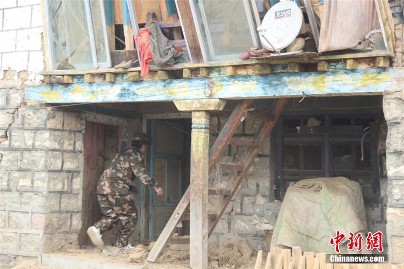 4月25日，西藏公安边防总队侦查支队官兵在吉隆镇地震后冲进群众房屋，紧急救援。 中新社发 杨鸿辉 摄 摄