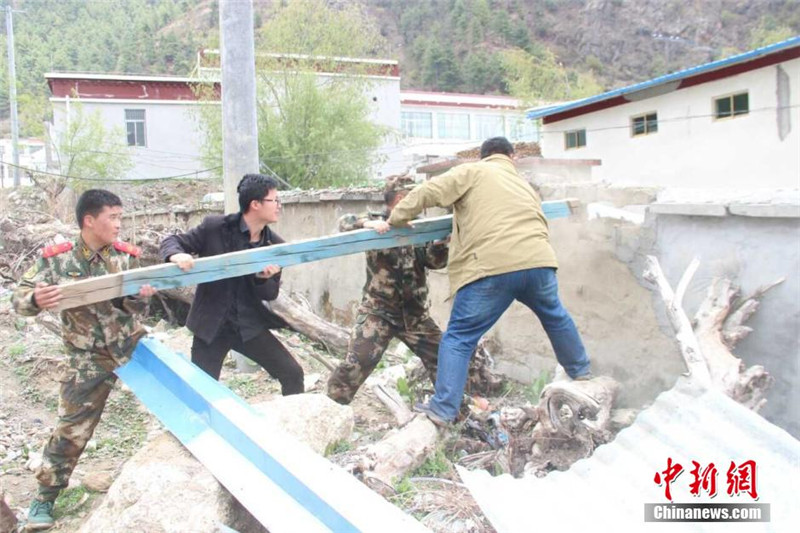 4月26日，西藏公安边防总队吉隆边防大队官兵在吉隆边防派出所院内，与受灾儿童做游戏，安抚人心。 中新社发 徐顺凯 摄 摄