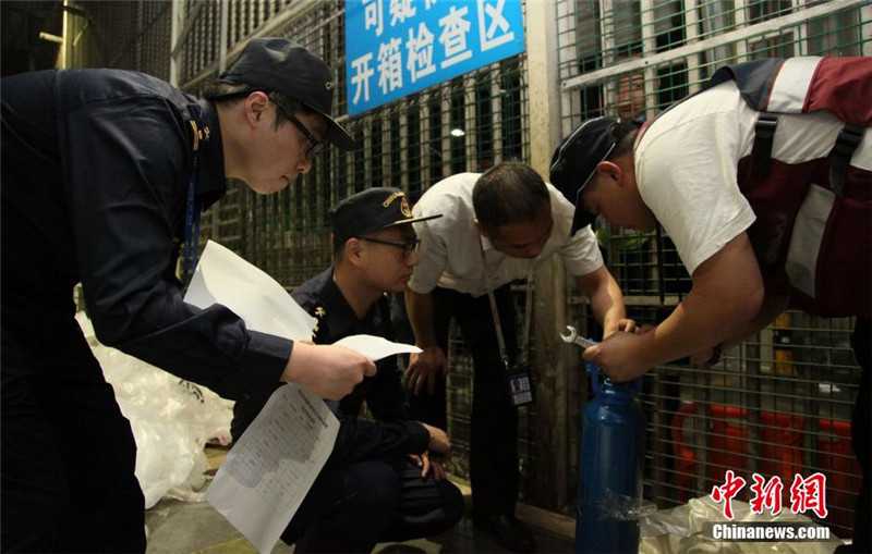4月27日凌晨2点，成都海关验放了一批国家紧急医学救援队（四川队）队员及救灾物资。