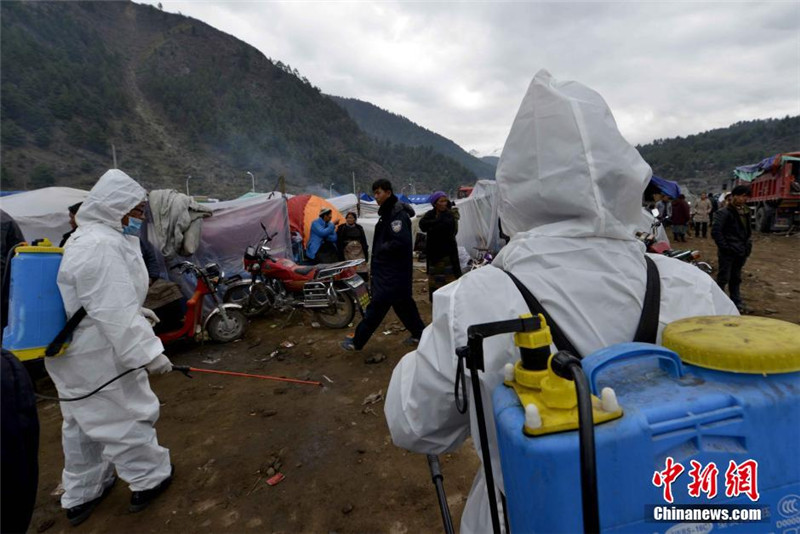 4月27日，防疫工作人员在西藏吉隆重灾区安置点喷洒消毒剂，严防重大传染病疫情和其他突发公共卫生事件发生。 中新社发 李林 摄