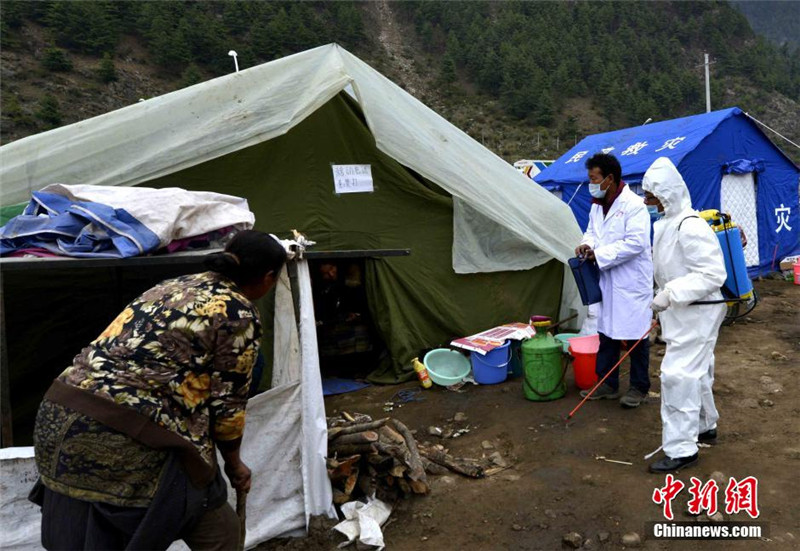 4月27日，防疫工作人员在西藏吉隆重灾区安置点喷洒消毒剂，严防重大传染病疫情和其他突发公共卫生事件发生。 中新社发 李林 摄
