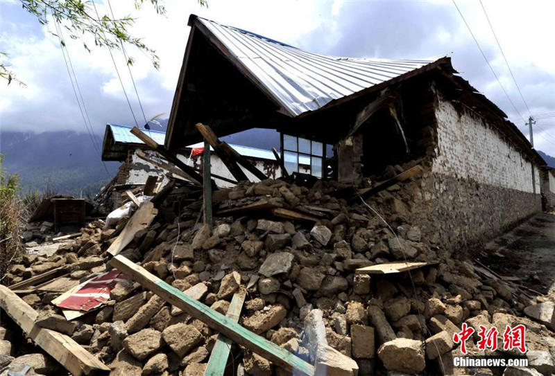 4月26日，西藏日喀则市吉隆县吉隆镇倒塌的房屋。