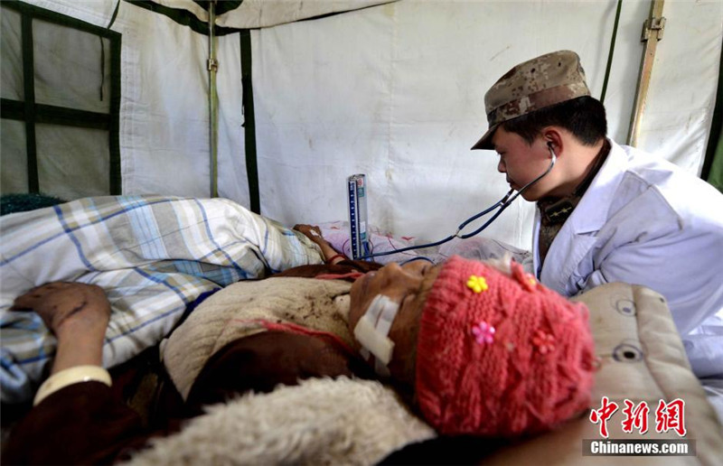 4月26日，西藏军区日喀则军分区的军医为藏族老阿妈测量血压。
