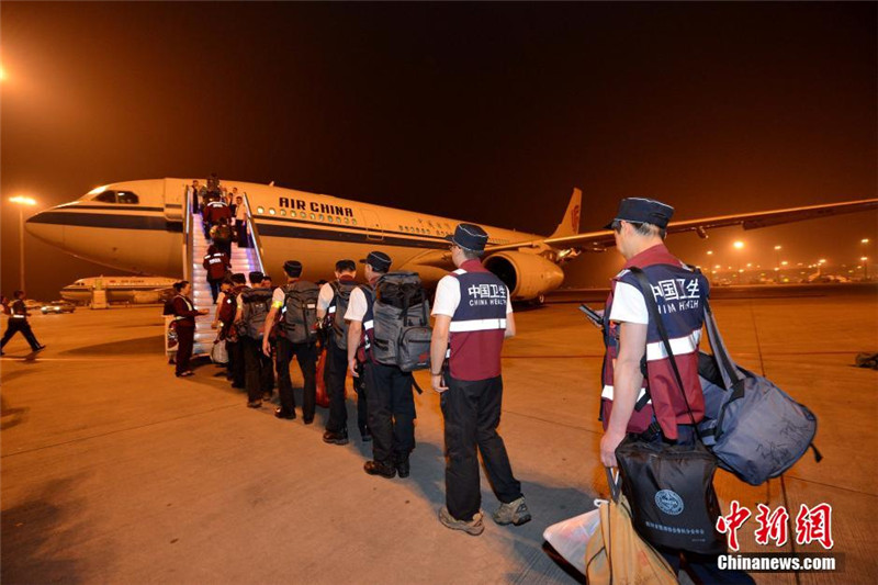 4月27日8：53分，61名医疗救护人员乘坐国航CA437救援包机抵达加德满都机场，这是中国向尼泊尔派出的第二批救援人员。同机到达的还有15吨救援物资。