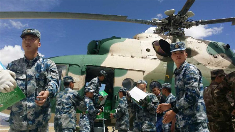 西藏地震灾区启用直升机运送救灾物资