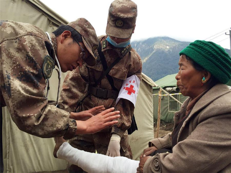 解放军医疗救援队在西藏灾区展开救援