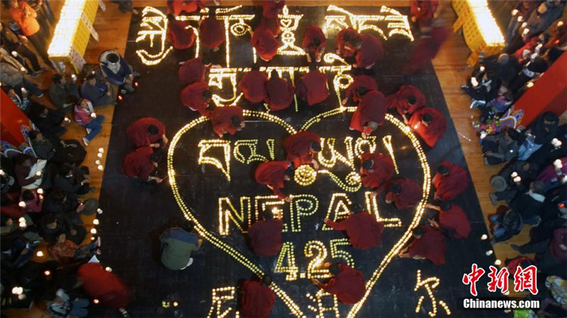 青海玉树民众为尼泊尔地震遇难者点灯祈福