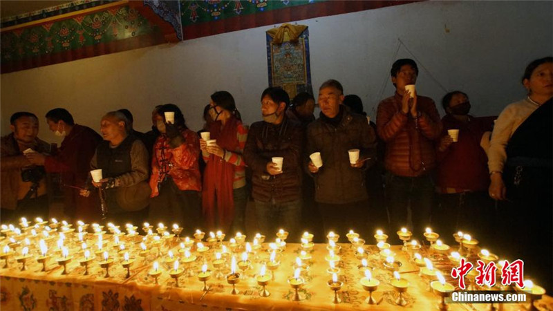 4月28日晚，青海省玉树市民众和僧人在结古寺为尼泊尔地震遇难者点灯祈福。
