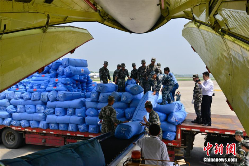 图为中国政府紧急援助尼泊尔抗震救灾物资陆续装机发运。 中新社发 杨贻军 摄