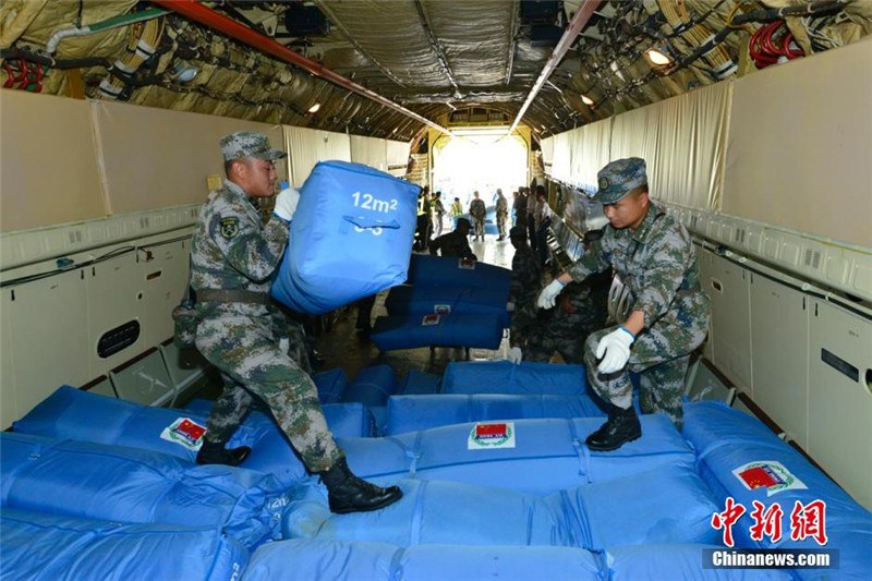 图为中国政府紧急援助尼泊尔抗震救灾物资陆续装机发运。 中新社发 杨贻军 摄