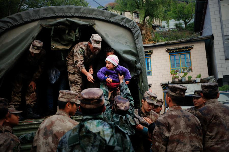 4月29日，西藏日喀则军分区77562部队的官兵在组织群众撤离。