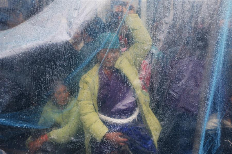 4月29日，受灾群众在帐篷里等候撤离。 新华社记者 邢广利摄
