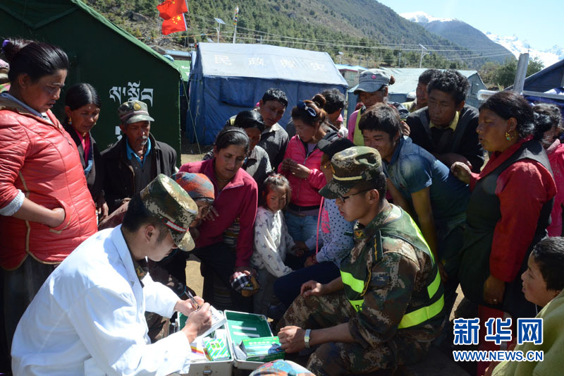 西藏边防总队机动支队官兵对受灾群众进行巡诊及安抚工作