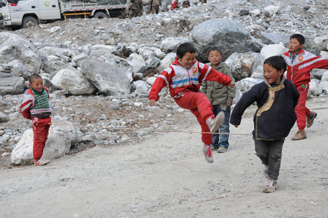 趁着学校尚未复课，仓木坚村的孩子们尽情地玩耍。(摄于4月29日)